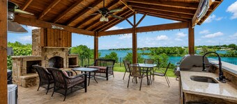 Lakefront Oasis w/covered Patio + outdoor Kitchen