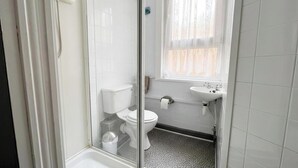 Ein Badezimmer mit Toilette, Waschbecken und Dusche.