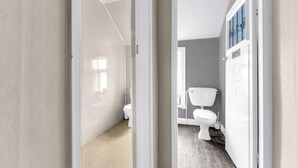 A modern bathroom with a toilet, a bidet, and a shower area. - Mallow View Guest House | Cleethorpes Beachside (Cleethorpes-Mallow View Guest House)
