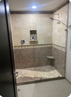 Een douche, handdoeken, zeep, toiletpapier