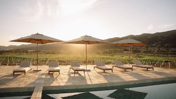 Piscine extérieure, parasols de plage, chaises longues