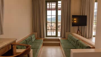 Suite Deluxe, vistas al patio | Zona de estar | Smart TV de 40 pulgadas con canales digitales