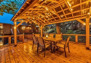 Outdoor dining - 11 Acres, Stunning Views, Near Cloudland Canyon (Menlo)