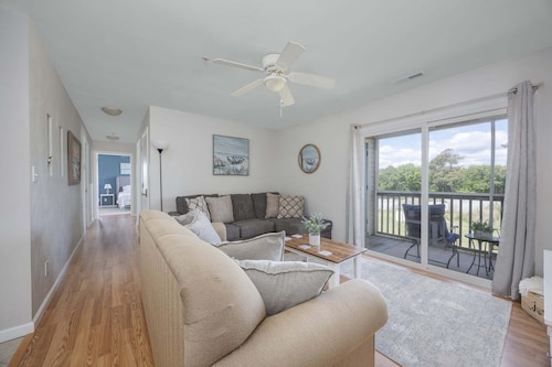 1501 - Carolina Breeze, Top-Floor 2BR Monteray Pines: Screened Balcony