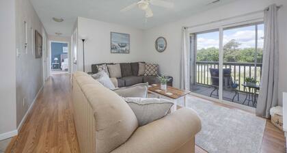 1501 - Carolina Breeze, Top-Floor 2BR Monteray Pines: Screened Balcony