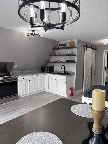 Newly remodeled 1-bedroom apartment in charming Sallisaw with AC & granite