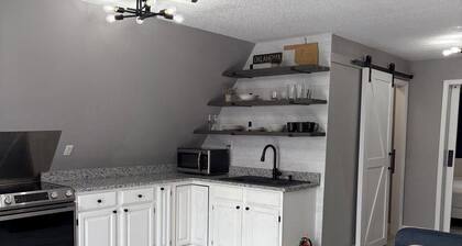 Newly remodeled 1-bedroom apartment in charming Sallisaw with AC & granite