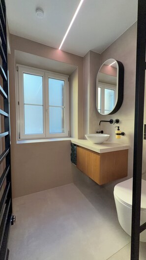 Shower, hair dryer, towels, toilet paper - Vrbo Property (Graz)