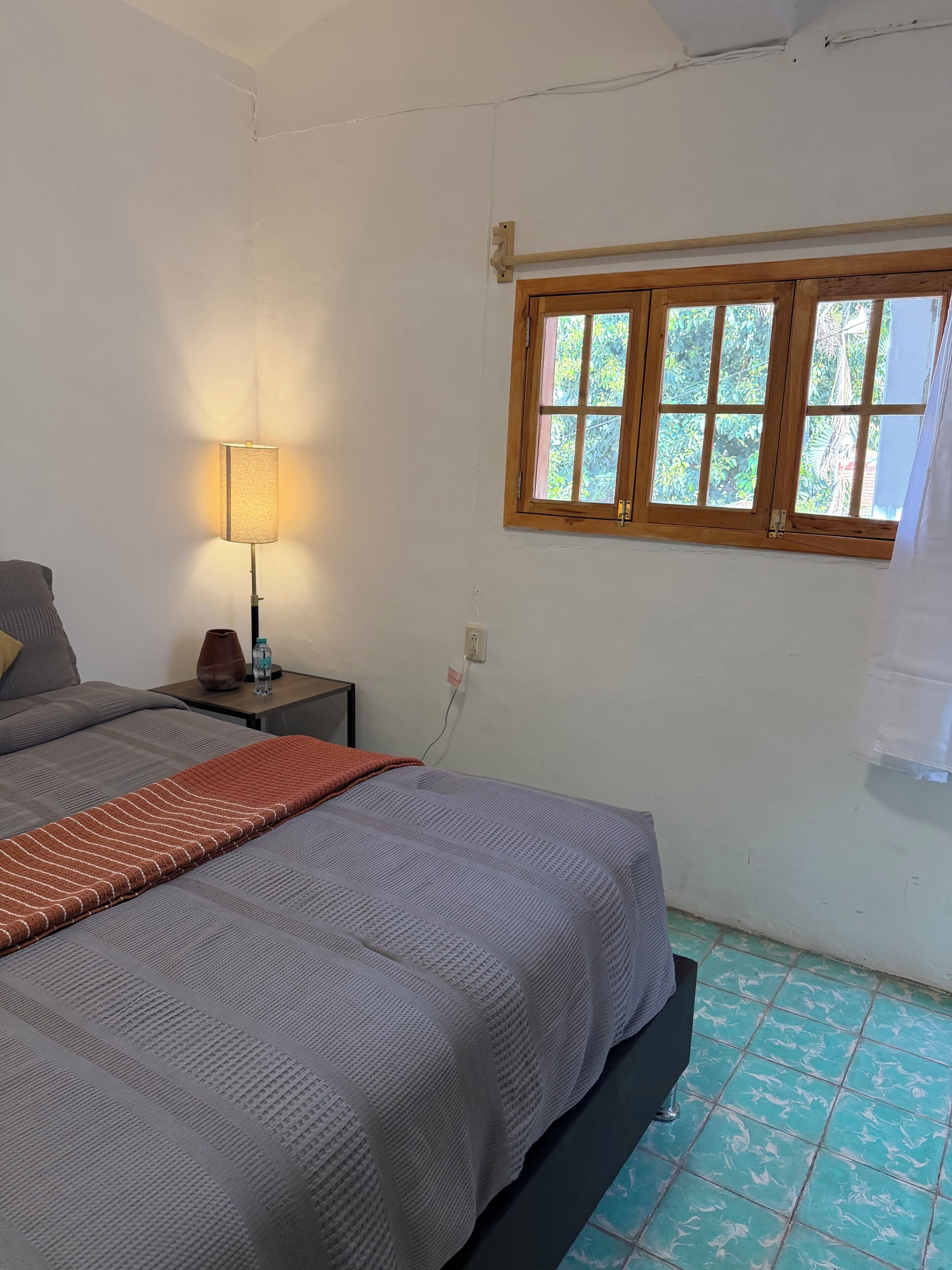 6 bedrooms, iron/ironing board, internet, bed sheets