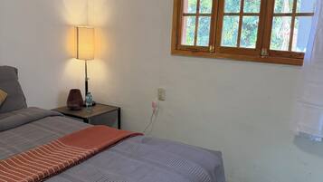 6 bedrooms, iron/ironing board, internet, bed sheets