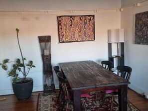 Dining - Art Deco apartment near Sydney Harbour Bridge, across from harbour-side parkland (Lavender Bay)
