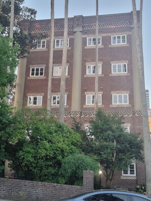 Exterior - Art Deco apartment near Sydney Harbour Bridge, across from harbour-side parkland (Lavender Bay)