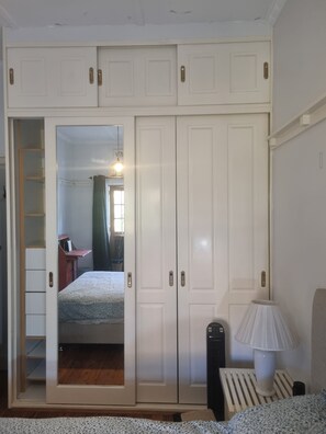 1 bedroom, iron/ironing board, WiFi, bed sheets - Art Deco apartment near Sydney Harbour Bridge, across from harbour-side parkland (Lavender Bay)