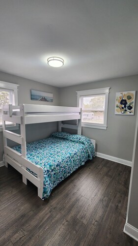 Newly Renovated 2 bedroom, Swimming Pool, Hottub, Dog Friendly
