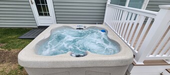 Newly Renovated 2 bedroom, Swimming Pool, Hottub, Dog Friendly