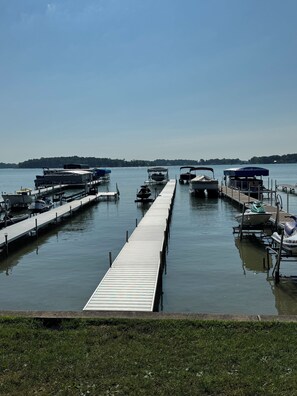 A dock extending into calm water with boats moored at both ends. - Diamond Lake Hideaway (Cassopolis)
