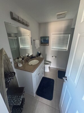 Serviettes fournies, savon, shampoing, papier toilette