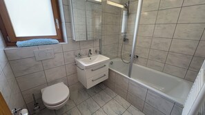 A bathroom with a toilet, sink, and shower. - Duplex apartment for 8 people at the foot of the slopes // Floor 1: Bedroom with 2 bunk beds - C (Grimentz)