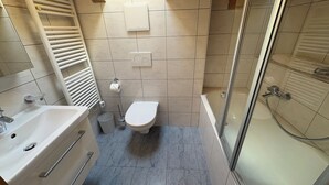 Ein Badezimmer mit Toilette, Waschbecken und Dusche.