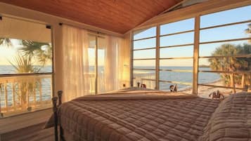 Tabla de planchar con plancha, wifi y ropa de cama