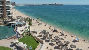 Ein Resort mit Pool, Strand und Meerblick.
