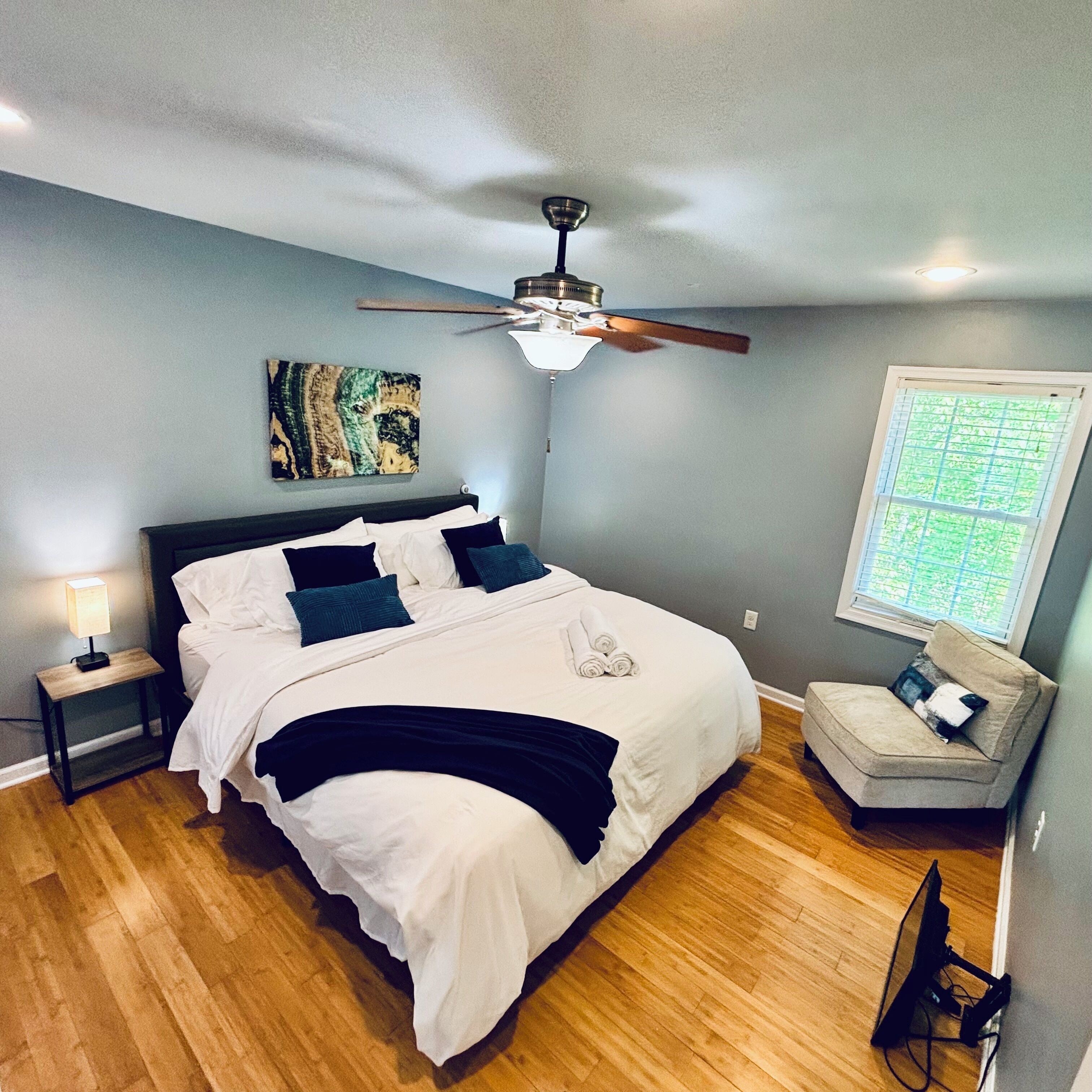 3 bedrooms, iron/ironing board, WiFi, bed sheets