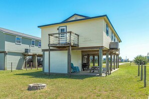 Exterior - Anchors a-Wave - Beautiful Modern Coastal Retreat! (Surfside Beach)