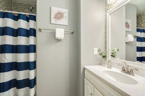 Een douche, een haardroger, handdoeken, shampoo