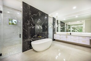 Dusche, Haartrockner, Bidet, Handtücher