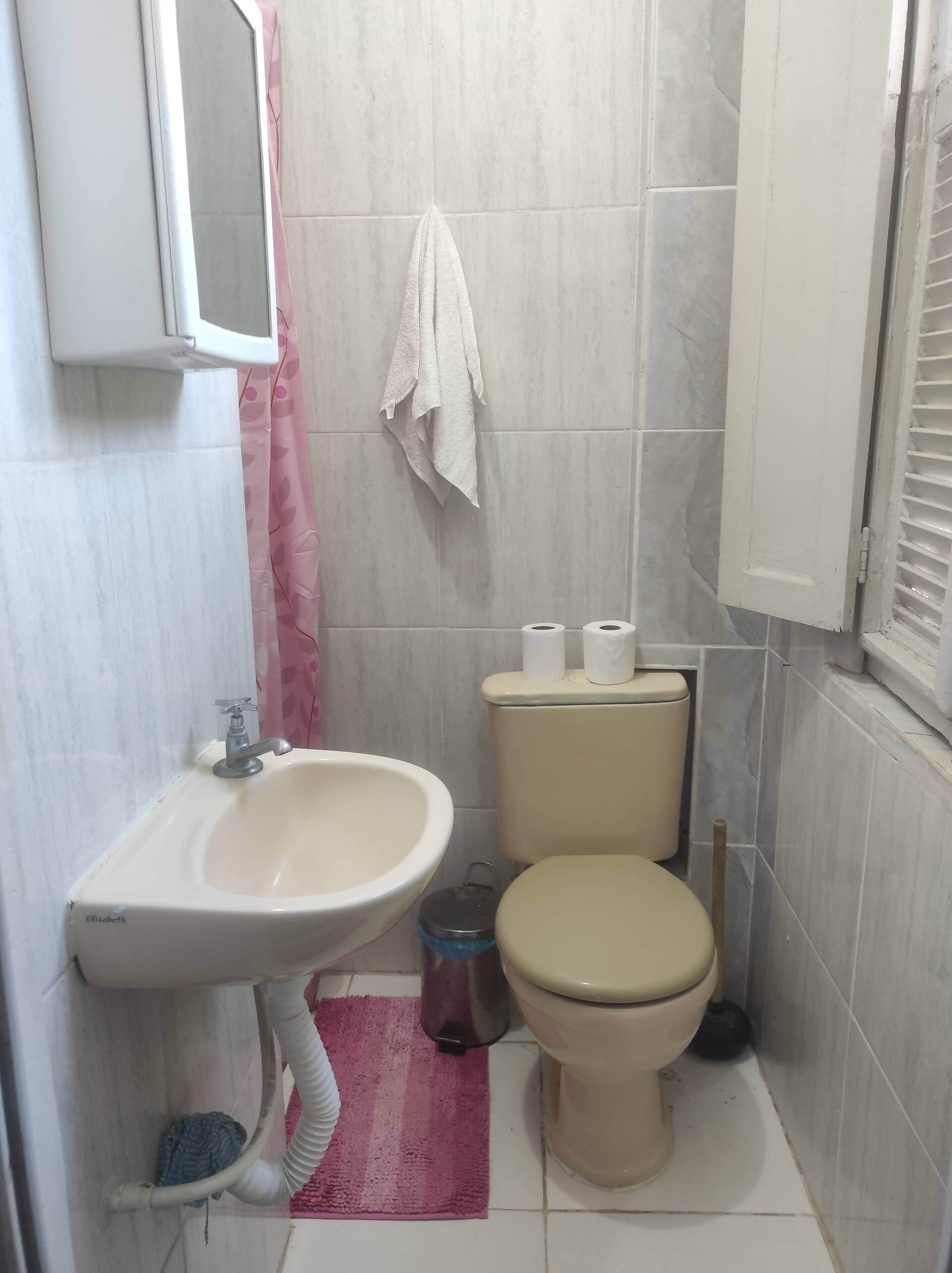 Doccia, asciugamani, sapone, carta igienica