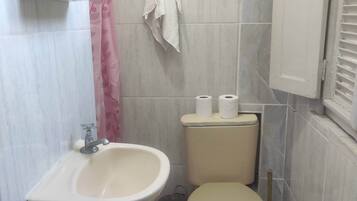 Doccia, asciugamani, sapone, carta igienica