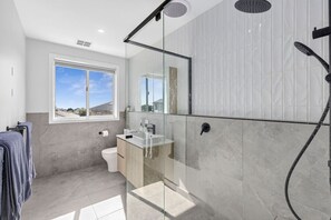 Hair dryer, towels - Yellow door pool retreat – Sleeps 12, Heated Pool, Family Friendly (Curlewis)