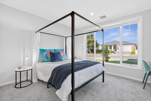 Desk, iron/ironing board, travel cot, WiFi - Yellow door pool retreat – Sleeps 12, Heated Pool, Family Friendly (Curlewis)