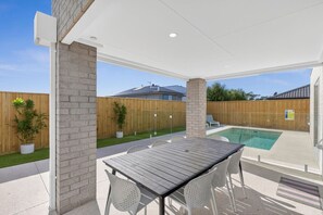 Outdoor dining - Yellow door pool retreat – Sleeps 12, Heated Pool, Family Friendly (Curlewis)