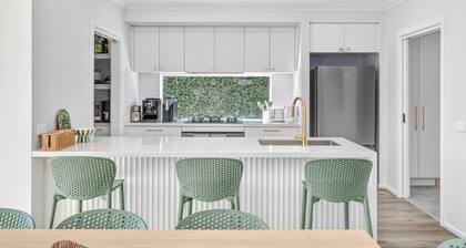 Yellow door pool retreat – Sleeps 12, Heated Pool, Family Friendly