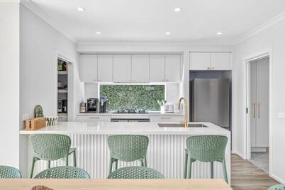 Yellow door pool retreat – Sleeps 12, Heated Pool, Family Friendly
