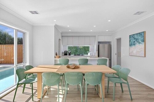Yellow door pool retreat – Sleeps 12, Heated Pool, Family Friendly