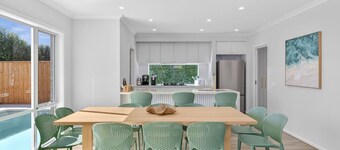 Yellow door pool retreat – Sleeps 12, Heated Pool, Family Friendly