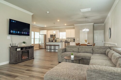 Brand New 3BR - Patio - Fast WiFi+Workspace - Near Airport & Whitewater Center