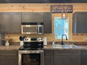 Réfrigérateur, four à micro-ondes, un four, surface de cuisson