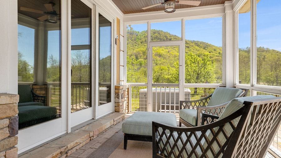 Scenic 4BR w Deck Farm Views Free Tix