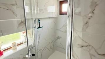 Room, 1 Bedroom | Bathroom