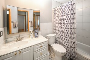 Haartrockner, Handtücher, Seife, Toilettenpapier