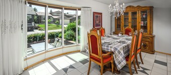 Nice 4 Bedroom 5 Beds Double Garage 10 mins to Down Town 12 mins to Airport