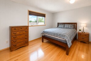 3 chambres, fer et planche à repasser, Wi-Fi, draps fournis