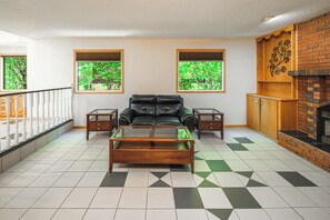 Interior - 3Bedroom 2Bathroom Double Garage 10 mins to DT 12 mins to Airport (Calgary)