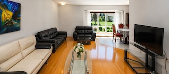 Nice 5 Beds Double Garage Fully Fence Yard Close to Stempede 10 mins to DT