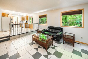 Interior - 3Bedroom 2Bathroom Double Garage 10 mins to DT 12 mins to Airport (Calgary)