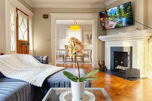 Smart TV - VIP World Cup Basecamp  <5 Mi to MetLife, 4 Min Teterboro, Chef + Private Driver (Hasbrouck Heights)