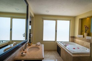 Bathroom - CHRISTMAS WEEK / Cancun 3BR Oceanfront Resort (Cancún)